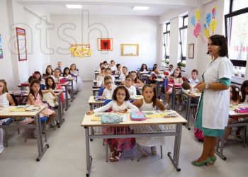 Pas grevës së mësuesve, nxënësit në Kosovë kthehen në bankat e shkollës