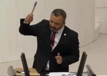 E papritur/ Irritohet deputeti, thyen telefonin me çekiç në parlament (VIDEO)