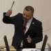 E papritur/ Irritohet deputeti, thyen telefonin me çekiç në parlament (VIDEO)