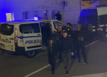 U kapën me drogë e tufë me euro në makinë, arrestohen tre persona në Tepelenë (EMRAT)