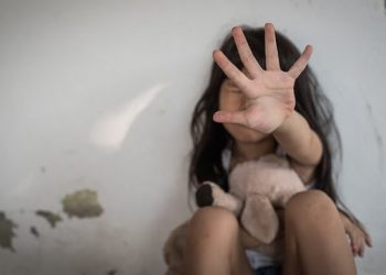 E rëndë/ Babai përdhunonte për 5 vite vajzën e tij të mitur, gruaja alarmon policinë