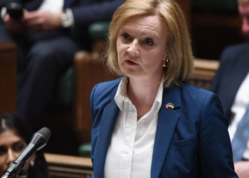 “Nuk jam mësuar të heq dorë”, Liz Truss reagon pas thirrjeve për dorëheqje