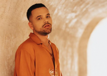 Ylli Limani kapet në befasi me një fanse në skenë, ja reagimi që po çmend rrjetin (VIDEO)