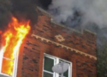 E rëndë/ Merr flakë godina në Kukës, digjet brenda i moshuari