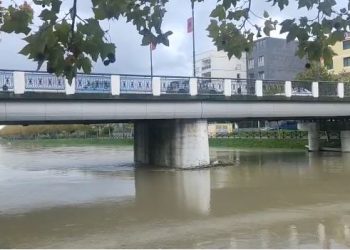 Shiu përmbyt Lezhën, lumi Drin pranë pikës kritike –