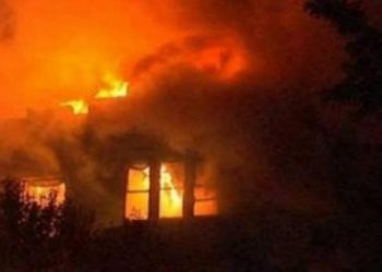 Përfshihet nga flakët banesa