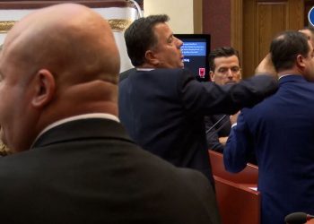 Plas në Kuvend, Berisha dhe deputetët e PD bllokojnë foltoren