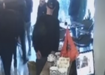 Ofendoi fëmijën autik, prindërit e 5-vjeçares rrahin mjekun –