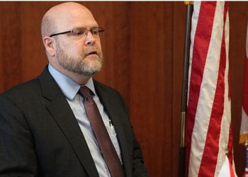 SHBA dënon djegien e veturave në veri të Kosovës, i kërkon Kurtit shtyrje të vendimit