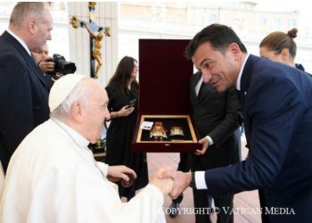 Mëkatet me Tiranën, Veliaj kërkon mëshirë te Papa Françesku