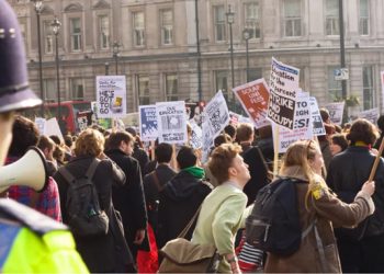 Infermierët në Britani protestojnë për herë të parë pas 106 viteve –