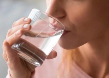 Pse nuk rekomandohet më që të pish 2 litra ujë në ditë –