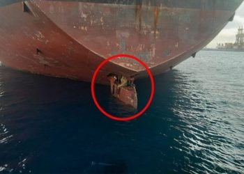 Mrekullia/ 12 ditë në timonin e anijes, mbijetojnë emigrantët