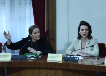 Flutura Açka nuk i mban lotët pas largimit të Grida Dumës (FOTO)