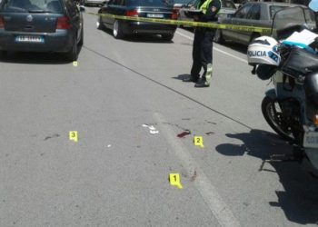 Përplasi kalimtaren dhe u largua, në kërkim shoferi vlonjat –
