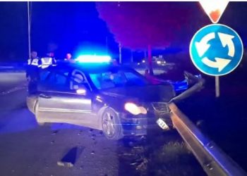 Makina përplaset me trafik-ndarësen, ‘arratiset’ shoferi –