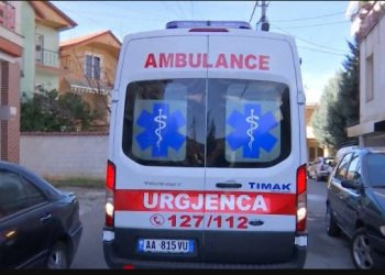 Motori përplaset me trafikndarësen, vdes 40-vjeçari në Shijak