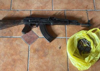 EMRI/ Tmerronte banorët e zonës, 65-vjeçarit i gjendet armë