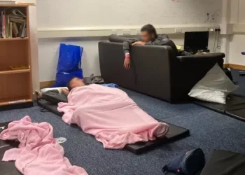 “Jetojmë si në burg”, azilkërkuesi rrëfen “tmerrin” në Angli: Familja ime nuk e di a jam gjallë