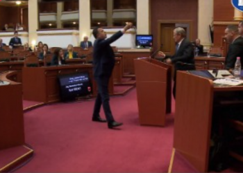 Tensionohet situata në Kuvend, Garda rrethon Berishën