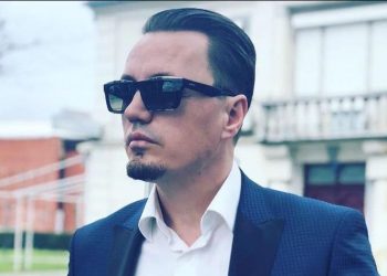 Blero harron Afronën, poston foto duke u puthur me të dashurën e re –