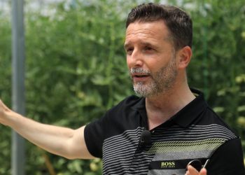 Braçe me dy standarde/ Kundër traut, por mungon në protestë