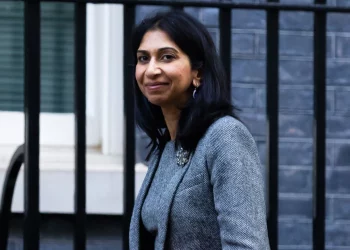 Në kulmin e debatit, lajmërohet vizitë e sekretares britanike në Tiranë