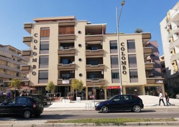 Detyroi punonjësen të prostituonte, kush është pronari i hotelit të konfiskuar në Durrës