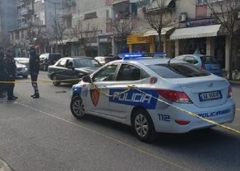 Digjet një automjet në Kamzë, dëmtohen dhe dy të tjerë pranë –