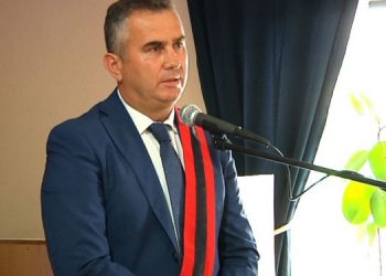 Plagoset me thikë kryebashkiaku i Divjakës