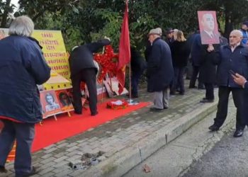 Çlirimi/ Nostalgjikët e Enverit shfaqen me portretin e diktatorit –