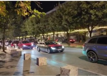 FOTO/ Shqiptarët vazhdojnë të festojnë në rrugët e Tiranës