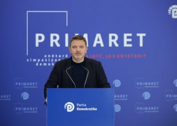 Aktori Julian Deda prezanton kandidaturën për Bashkinë e Tiranës