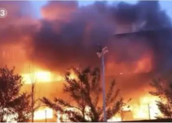 Shpërthen zjarri në një pallat, vdesin 10 persona –