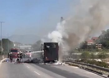 Digjet kamioni pranë “Pallatit me Shigjeta” në Tiranë