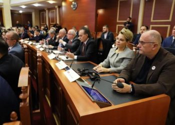 Seanca Kosovë- Shqipëri, Kryemadhi “thumbon” Ramën –