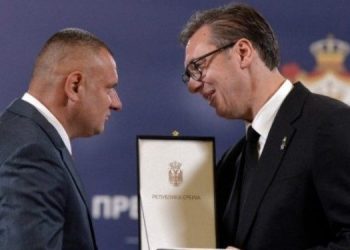 “Për inat të Kurtit”, Vuçiç dekoron policët që u pezulluan nga Policia e Kosovës