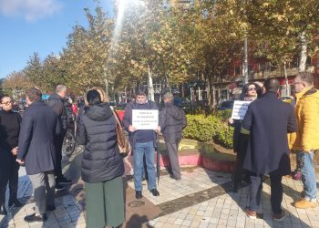 Sot miratohet buxheti, pedagogët dalin protestojnë para Kuvendit –