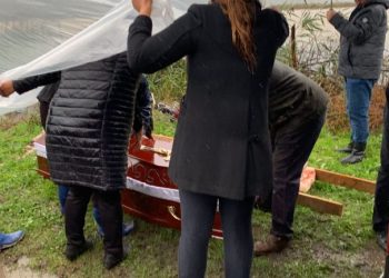 Përmbytjet në Lezhë, e ndjera transportohet me zetor