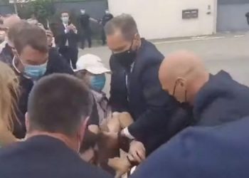 VIDEO/ Tjetër incident për Macron, e qëllojnë me shpullë në publik –