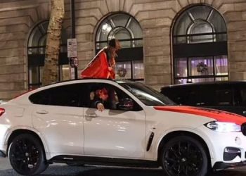 “Shkaktuan kaos”/Festa e shqiptarëve më 28 nëntor acaron britanikët –