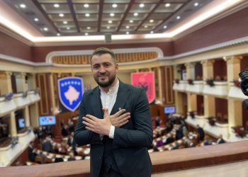 Deputeti i Kosovës bën shqiponjën: Mos harrojmë sakrificën e UÇK