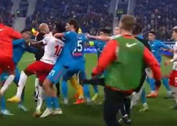 VIDEO/ Beteja e grushteve në Rusi përfundoi me 6 kartonë të kuq –