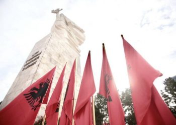 Sot 78-vjetori i Çlirimit, homazhe te “Nëna Shqipëri” –