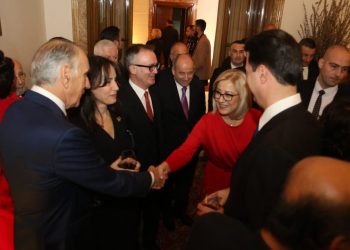 Dalin fotot/ Basha shfaqet buzagaz në prehrin e socialistëve