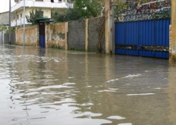 Përmbyten shtëpitë në Elbasan e Shkodër, uji vërshon në banesa