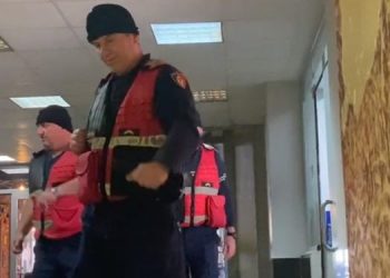 Policia spanjolle “rrethon” Elbasanin, aksion në një qendër tregtare