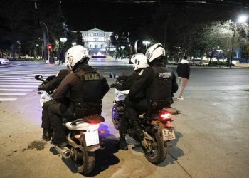 Pranga shqiptarit, me makinë të vjedhur tenton të shtypë policët –