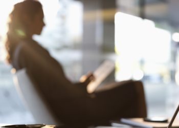 Stereotipet seksiste, ana e errët e botës së punës për gratë –