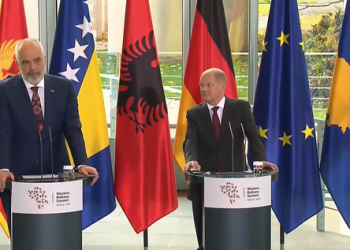 “Britma nga një çmendinë!”/ Rama kritikon Britaninë nga Berlini: Narrativë gangsterësh